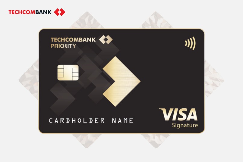 Sở hữu thẻ tín dụng Techcombank Priority Visa Signature, khách hàng được miễn phí thường niên không cần điều kiện chi tiêu.