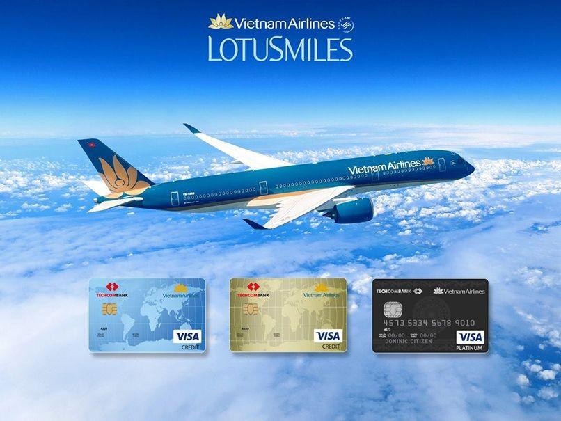 Thẻ tín dụng Vietnam Airlines Techcombank Visa Gold với nhiều ưu đãi hấp dẫn như miễn phí thường niên hằng năm, hoàn tiền, tích dặm bay, nâng hạng Bông Sen Vàng...