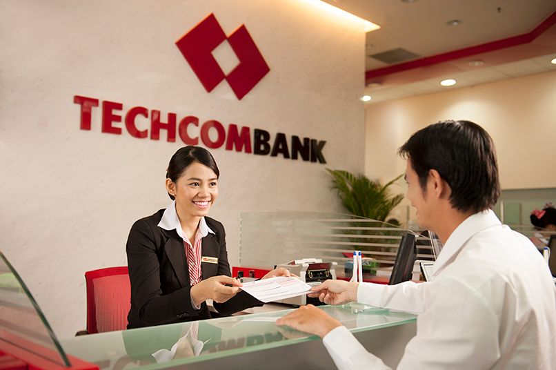 Tư vấn viên Techcombank hướng dẫn khách hàng đăng ký làm thẻ Visa