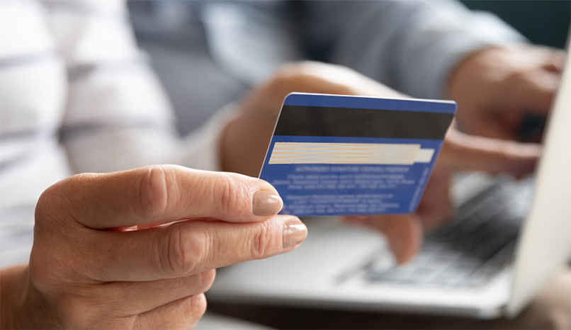 Khách hàng thanh toán bằng thẻ Visa Prepaid tiện lợi mà không cần tiền mặt
