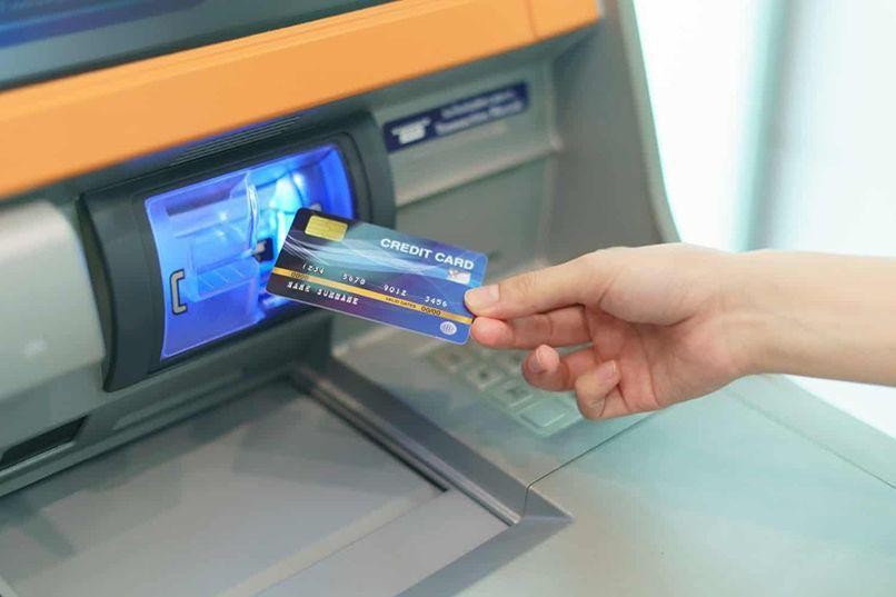 Khách hàng có thể rút tiền từ thẻ tín dụng Visa tại các cây ATM hoặc tại quầy giao dịch của ngân hàng.