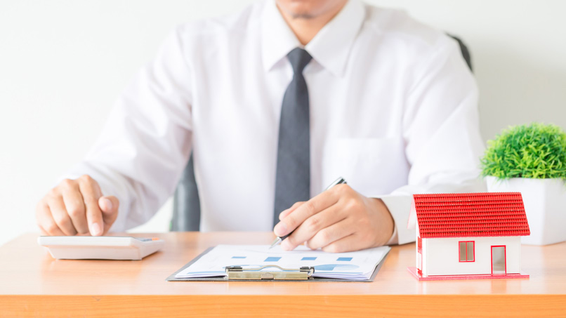 Người sử dụng đất nên đối chiếu thông báo thuế và bảng giá đất áp dụng tại địa phương trước khi tính thuế. 