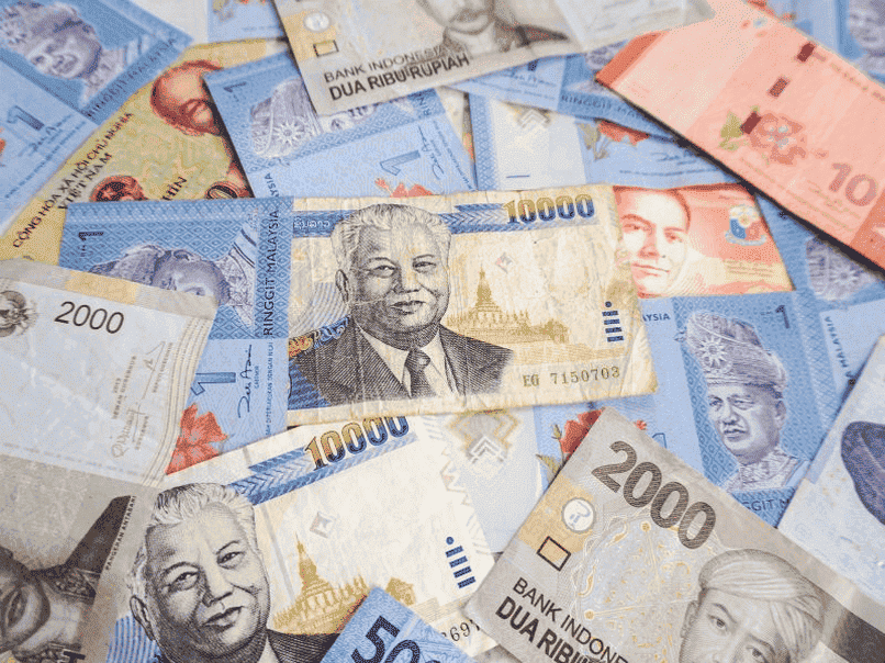Kip Lào đồng tiền chính thức của Lào, lưu hành hoàn toàn dưới dạng tiền giấy với nhiều con số lớn.