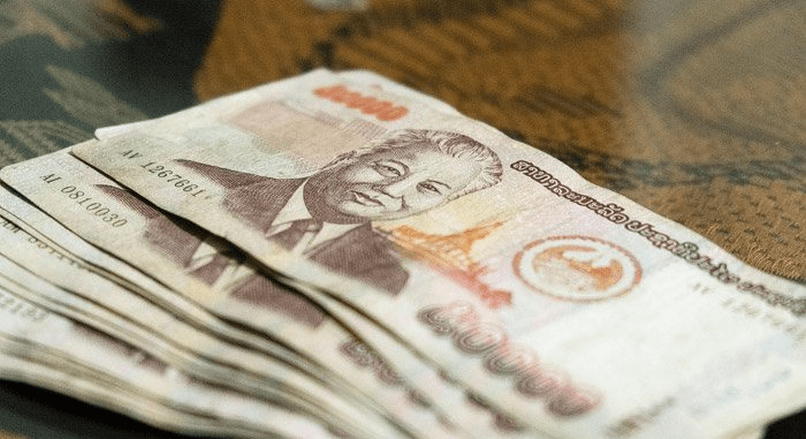 Tiền giấy Lào có các mệnh giá từ 500 đến 100,000 Kip, in hình biểu tượng quốc gia và cố Chủ tịch Kaysone Phomvihane.
