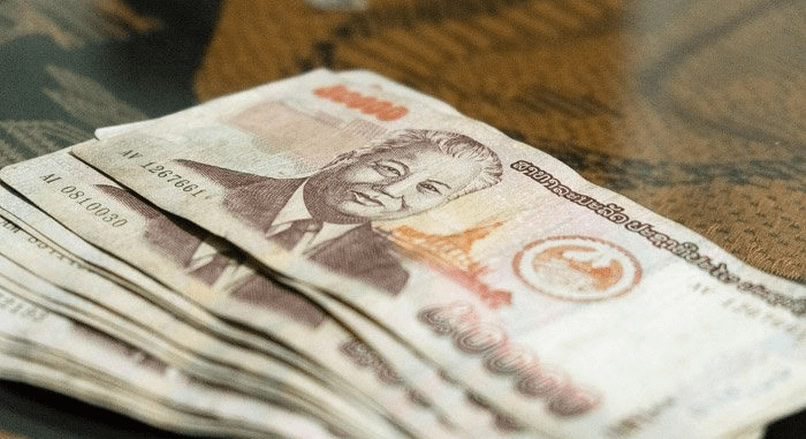Tiền giấy Lào có các mệnh giá từ 500 đến 100,000 Kip, in hình biểu tượng quốc gia và cố Chủ tịch Kaysone Phomvihane.