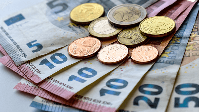 Euro là đồng tiền chính thức được dùng tại Ý.