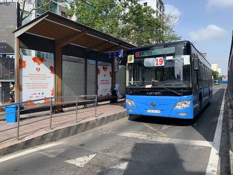 Sử dụng xe bus hoặc các phương tiện công cộng