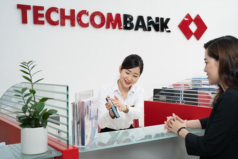 Giao dịch viên Techcombank hướng dẫn khách hàng gửi tiết kiệm online