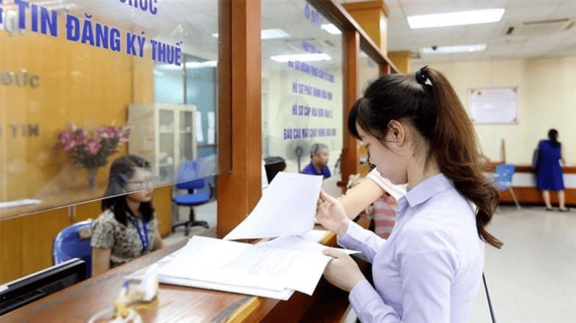 Bạn có thể đến trực tiếp Cơ quan Thuế để tra cứu thông tin.