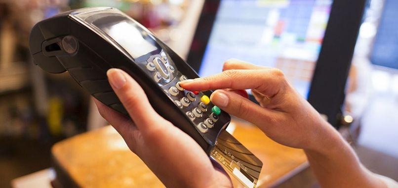 Nếu khách hàng mua hàng trực tiếp tại nơi bán thì chỉ cần liên hệ với nhân viên để đăng ký trả góp. 