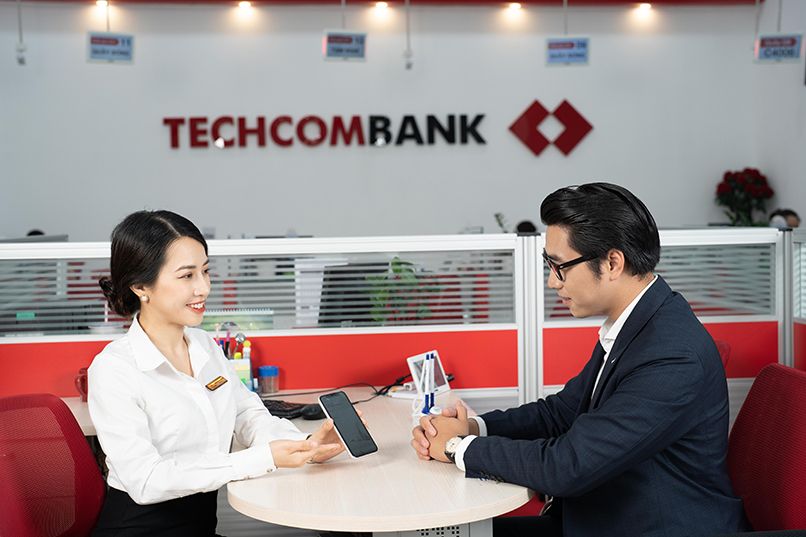 Nhân viên Techcombank chăm sóc khách hàng 