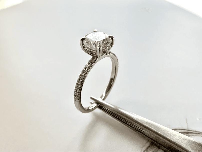 Vàng trắng (white gold) hợp kim vàng pha kim loại trắng, sáng bóng, bền và lý tưởng cho trang sức hiện đại