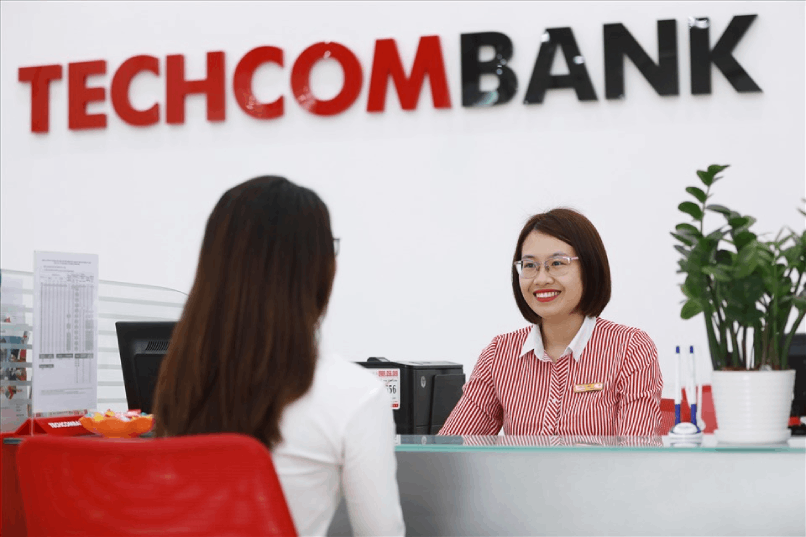 Khách hàng làm thủ tục vay 200 triệu tại phòng giao dịch hoặc chi nhánh Techcombank.