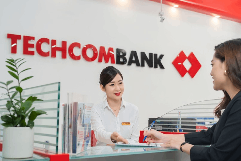 Khách hàng làm thủ tục vay 300 triệu tại phòng giao dịch hoặc chi nhánh Techcombank.