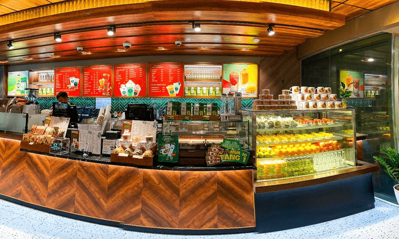 Khách hàng đổi voucher tại quầy thu ngân của Phúc Long.