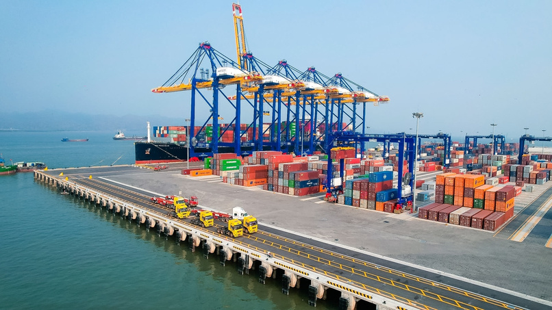 Hàng hóa được vận chuyển qua cảng biển là một phần của chuỗi cung ứng xuất nhập khẩu.