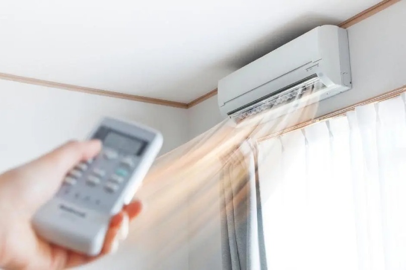 Điều chỉnh nhiệt độ điều hòa ở mức hợp lý, kết hợp sử dụng quạt sẽ giúp bạn tiết kiệm điện hiệu quả