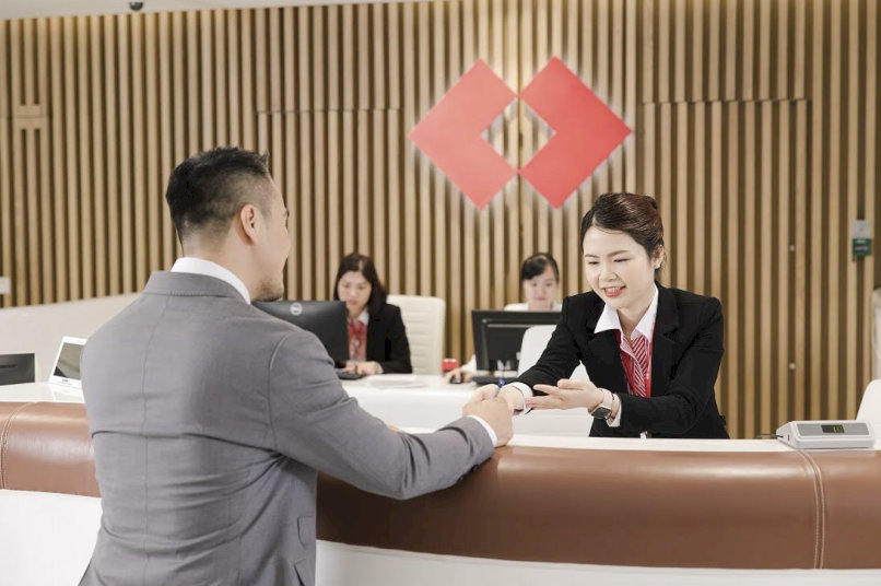 Bạn có thể đến ngân hàng kiểm tra điểm tín dụng thay vì tự tra cứu trên CIC