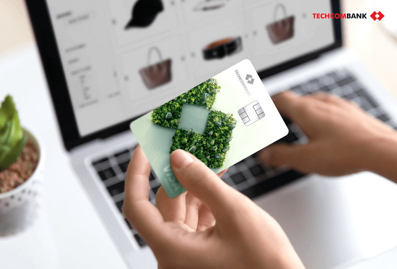 Thẻ tín dụng Techcombank Visa Eco được làm từ nhựa tái chế thân thiện với môi trường