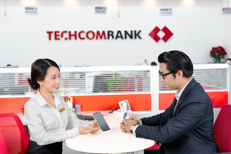 Khách hàng vay tín dụng tiêu dùng có thể đến phòng giao dịch để được nhân viên hỗ trợ.