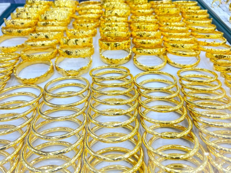 Vàng 610 vừa có độ bền cao, dễ chế tác, giá hợp lý nhưng cũng có thể bị xỉn màu theo thời gian nếu không bảo quản đúng cách.